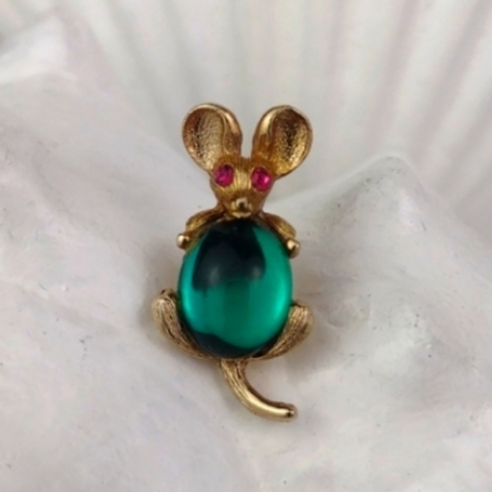 Super Tiny Emerald Green Belly & Ruby Red Eyes Adorable Mouse Pin